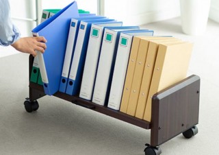 棚に傾斜ありで机下からスッとファイルを取り出しやすい「ファイルワゴン」発売