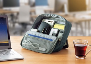 テレワーカーに最適。立てて使える卓上スタンドケースが３サイズ展開で登場