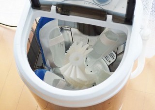 靴を入れるとゴシゴシ洗ってくれる靴専用ミニ洗濯機「靴洗いま専科2」発売、サンコーから