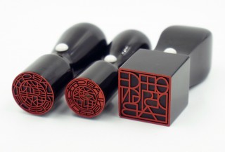 図形と文字が融合したタイポグラフィはんこ「TYPO」に、会社印シリーズ「TYPO C」が登場