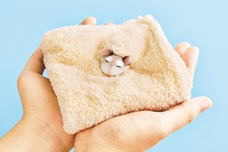 フェリシモ、おがくずに埋もれて眠るハムスターを再現したハンカチを発売