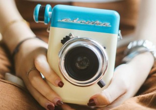 手巻き式でチェキフィルムを楽しむ、ビンテージ風インスタントカメラ「Escura Instant Camera」