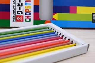 クーピーをイメージした12色「クーピー風カラー箸」。ヘソプロダクションより