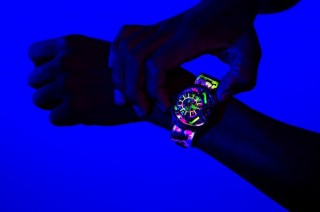 きびだんご、暗闇でネオンが光るエレクトリック・アート腕時計THE NEON Z