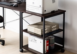 シックな木目調でオフィスだけでなく家庭にも馴染みやすいプリンタ台をサンワダイレクトが販売