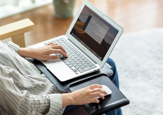 サンワサプライ、モバイルワークをサポートするノートパソコン用膝上テーブル発売