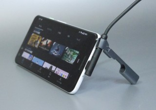 L字コネクタ採用、スタンド不要でスマホを立てられる便利なUSBケーブル