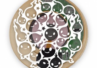 彩音インターナショナル、「まっしろおばけだま」と「透明おばけだま」柄のQiワイヤレス充電器を発売