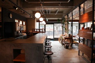 電気を使わず停電でも閉じ込められない自動ドア「ミーモ」を採用したカフェが京都にオープン