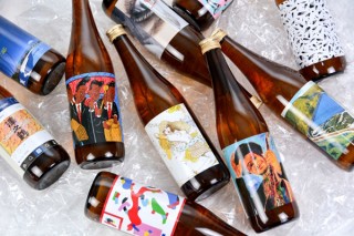 13名のアーティストが創業300年の蔵元とコラボした「THE ART LABEL SAKE プロジェクト」の展示販売