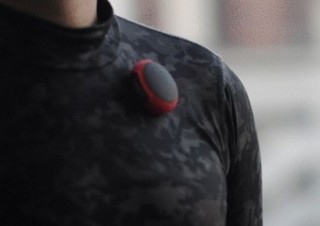 シャツに固定し耳を塞がないからランニングなどに最適な「超軽量3WAYスピーカー」