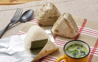 おいしくおしゃれに包む！“英字クラフト紙風”デザインの「おにぎり用サンホイル」が新登場
