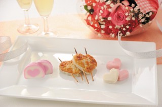 型染めのパッケージも！ハート型デザインが愛らしい、鈴廣の“バレンタインかまぼこ”に注目