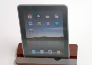 ヒナタデザイン、反響音を活かして iPad の音をよりクリアに響かせるウッドスタンド