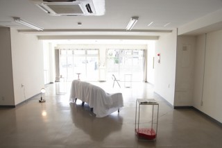 鑑賞者に自分の立ち位置を問いかける仕掛けが盛り込まれた久芳真純氏の個展「左右の再配置」