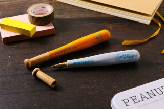 ピーナッツ カフェに、野球のバットのフォルムをした「PEANUTS Cafe × PENCO バットペン」が登場