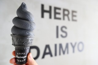 黒一色のソフトクリームはシックでフォトジェニック！小田急百貨店「ショコラ×ショコラ」に真っ黒ソフトが登場