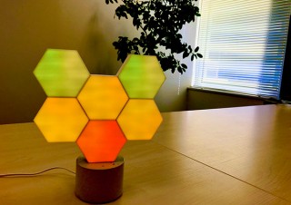 自由な組み立てが可能で音楽とシンクロしながら光る正六角形のブロック式LEDライト「Cololight Pro」