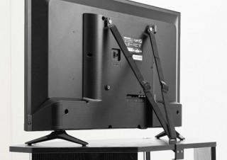 サンワサプライ、クランプ固定と壁固定の2通りから選べるテレビ用転倒防止ベルトを発売