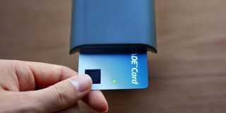 日本初、東芝の指紋認証ICカード「BISCADEカード」がセキュリティシステムに採用