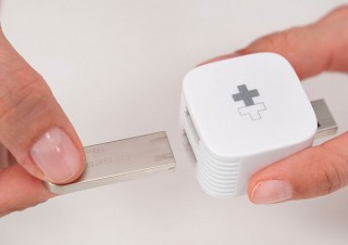 充電しながらあらゆるメディアにバックアップ！ iOSにもAndroidにも対応する「Hyper+Cube」