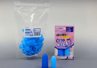 “美しくテープ貼りすること”に特化したシール貼り専用指サック「くっつかNICE!」