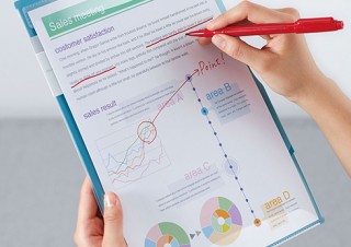 書類を入れたまま文字を書き込めるキングジムのクリアファイル「カキコ」にホルダータイプが新登場