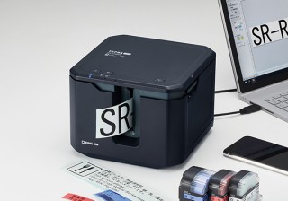 キングジム、50mmの幅広テープにも対応したラベルプリンタ「テプラ PRO SR-R7900P」を発売