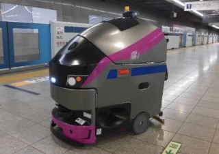 駅のホームをキレイにするのは電車型の「自動ロボット洗浄機」、新宿駅で本格稼働へ