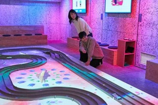 ソニーが渋谷にキラッキラのミニ四駆コースを開設、走行中にマッピングなどの演出