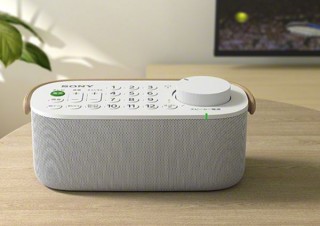 ソニーはリモコンにスピーカーを付けた。TVを手元で聞ける「テレビスピーカー」発売