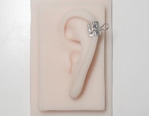 痛くないの!? ヴィレヴァンよりダブルクリップ型のイヤーカフが登場