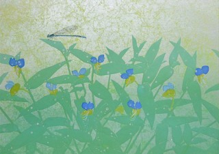 箔を貼った揉み紙に生き物や花を描いた新作を披露する野口満一月氏の日本画展「花 開く時、蝶来る」