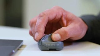 タッチパッド横でも使える極小2wayマウス「TRACPOINT」。ポインター付きでプレゼンにも