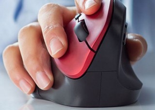 サンワサプライ、手首が疲れにくい「ワイヤレスエルゴマウス」に静音ボタンタイプ追加