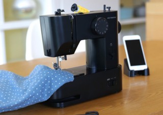 QRコードで使い方・作り方の動画をスマホで見られる「子育てにちょうどいいミシン」が発売