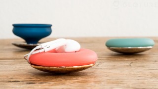 小物入れに変型するケーブルホルダー「Cable POD」。カラフルな9色展開で発売
