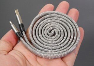 リールもないのに自動的に巻き取れる、新発想のスマホ充電ケーブル「UZUMAKI」