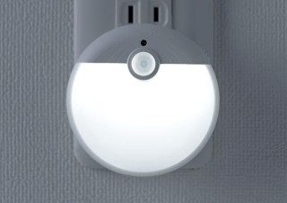 サンワサプライ、人感センサーを搭載したLEDナイトライトを発売