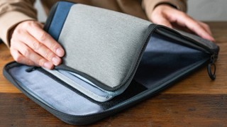 PCスタンドになるクラッチ風PCバッグ「ピークラッチ」