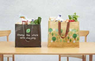 イオン、リサイクル原料を使ったマイバッグ／買い物袋の新デザインを発売。3月3日から