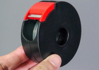 日々の小さなストレスを軽減、テープの端を自動で折り返せるテープカッター