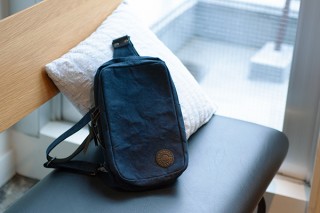 タケヤリ、自衛隊テントの技術を応用した撥水タイガー帆布ワンショルダーよりネイビーを発売