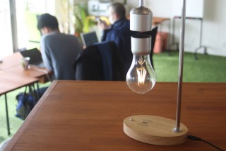 マハロランド、ワイヤレス充電機能付きランプ「Fuwaritto」をMakuakeで発売