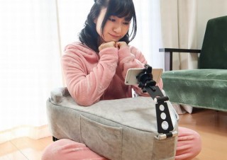 ターンエー型で長時間のスマホゲームや動画閲覧でも疲れにくい「∀クッション」発売