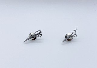 メタマテ、紙を切れるほど精巧なミニチュアピンズ「カットシザー」と「裁ちばさみ」を発売