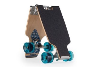 二つに折り畳んでバッグにしまえるスケートボード「BoardUp」。ハンドレス開閉でても汚れない！