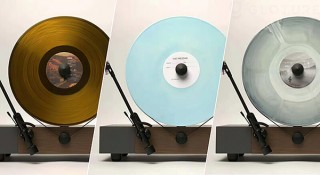 ほぼ垂直（85度）にレコードをセット！ 飾れるレコードプレイヤー「バーティカル レコードプレイヤー」