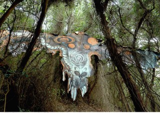 従来の作家中心の視点とは大きく異なる活動を展開するアーティスト鴻池朋子氏の展覧会「ちゅうがえり」