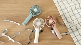 阪和、モバイルバッテリー機能付きの充電式アロマハンディファンを発売